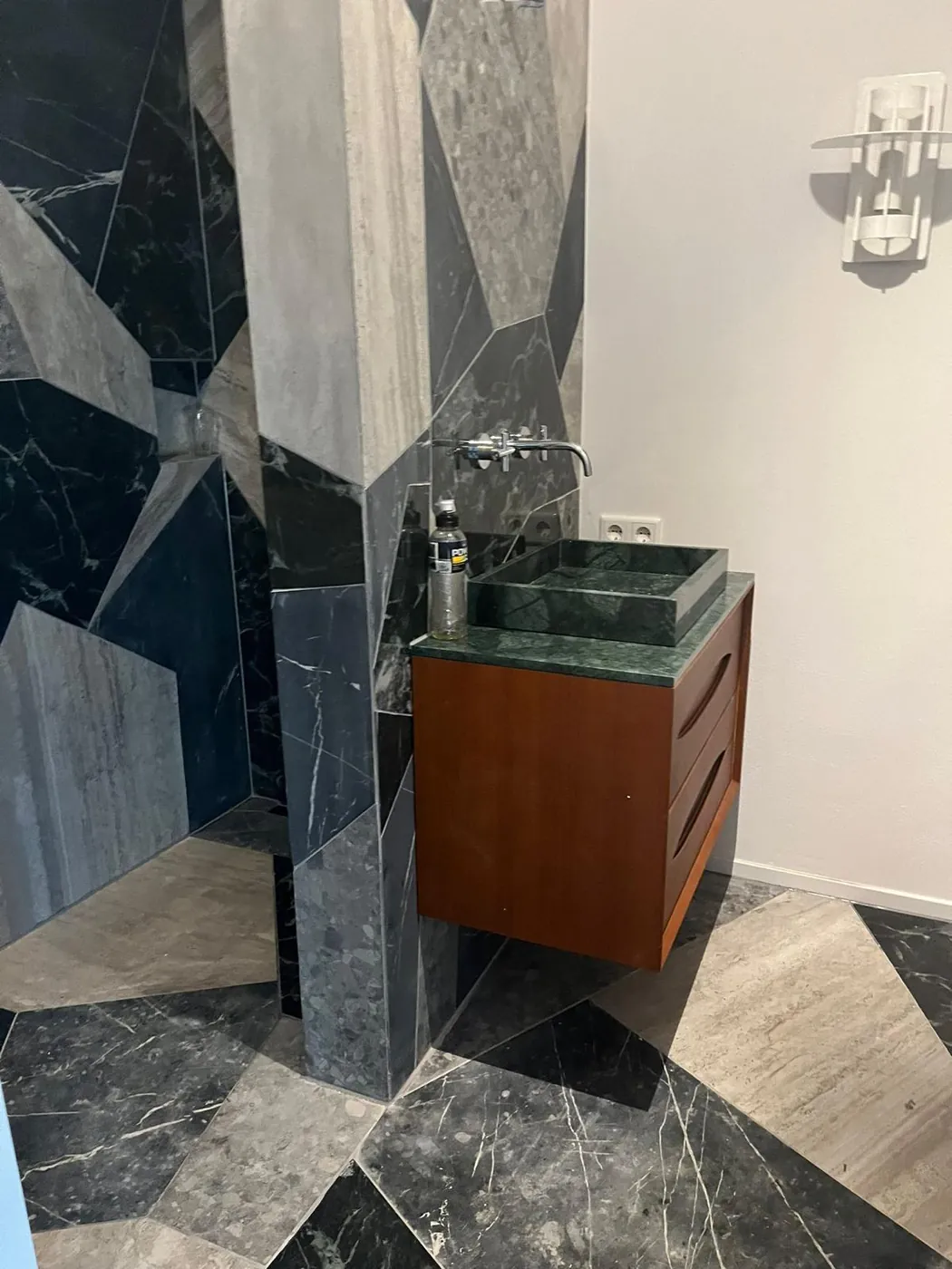 Badkamer renovatie met groen marmer door PersianTop