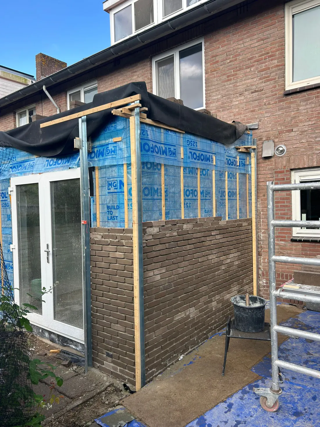 Aanbouw met gemetselde bakstenen gevel en houten regelwerk door PersianTop