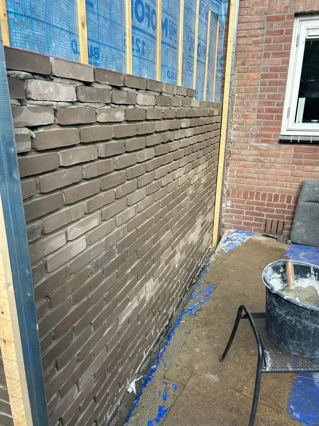 Detail van vakkundig metselwerk aan de gevel van een aanbouw door PersianTop