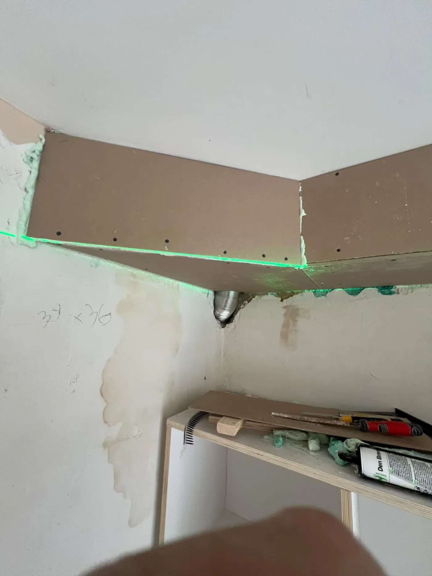 Plafond- en wandmontage met laserwaterpas door PersianTop