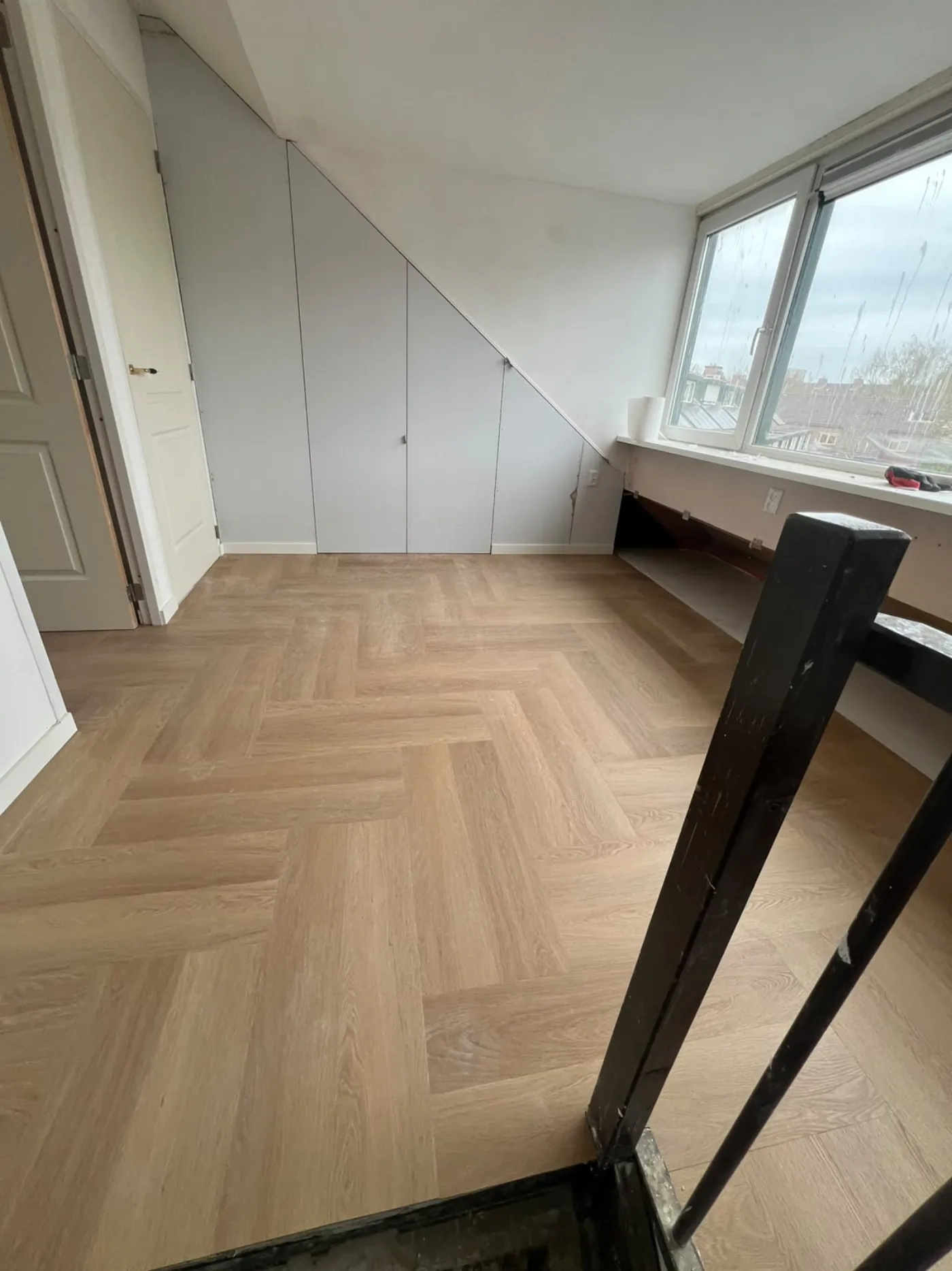 Visgraat houten vloer met inbouwkast door PersianTop