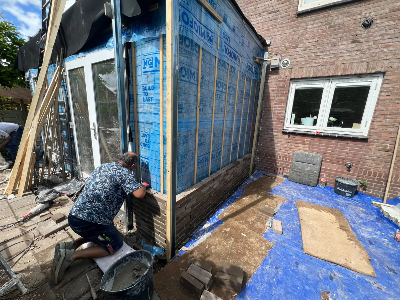 Metselwerk van een aanbouw in uitvoering door PersianTop