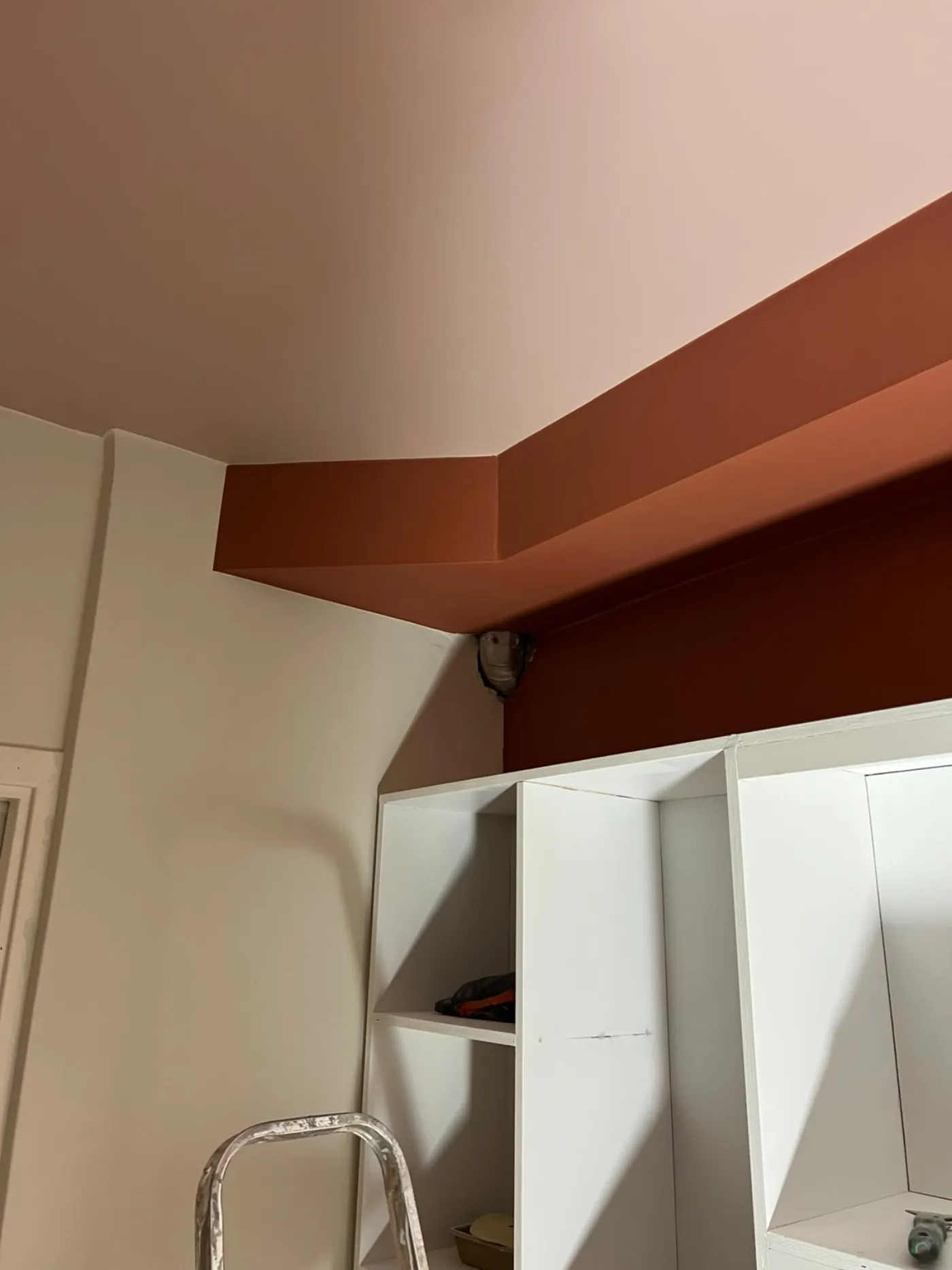Wandafwerking met kleuraccent en inbouwkast door PersianTop