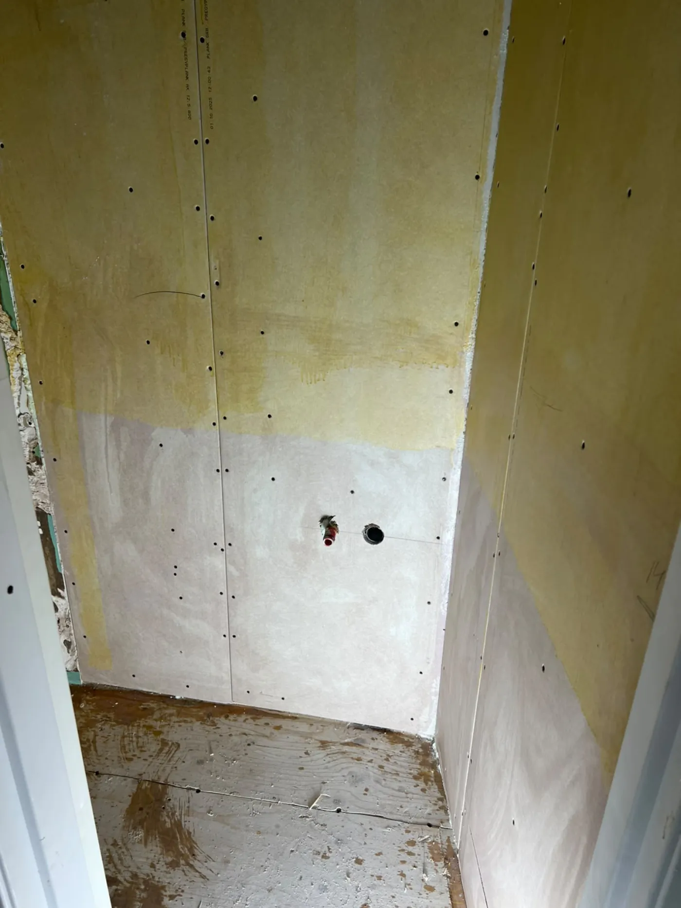 Voorbereiding en beplating van een badkamer door PersianTop