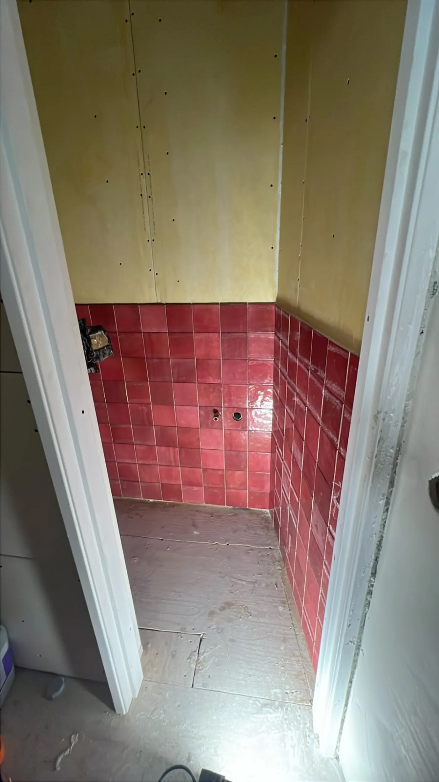 Toilet met rode wandtegels door PersianTop