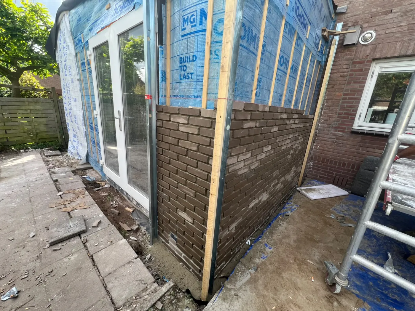 Gevel van een aanbouw met houtskeletbouw door PersianTop