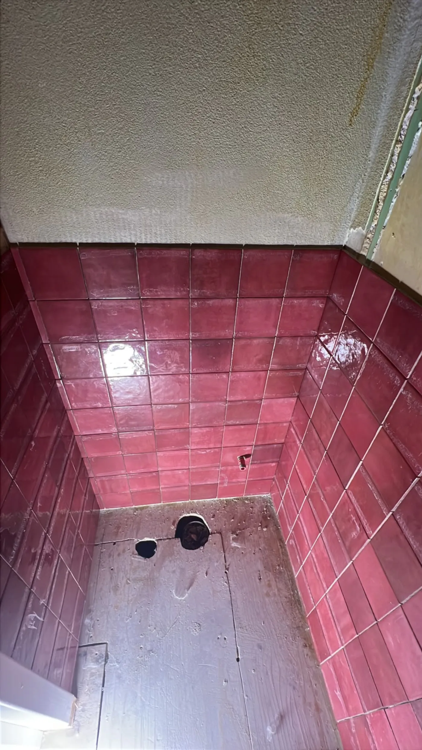 Volledige toiletrenovatie met rode tegels door PersianTop