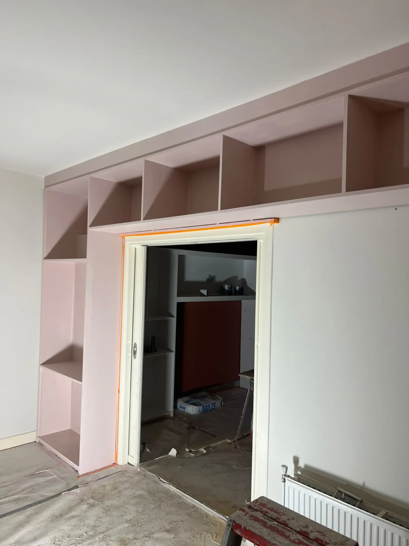 Inbouwkast op maat rondom een deur door PersianTop