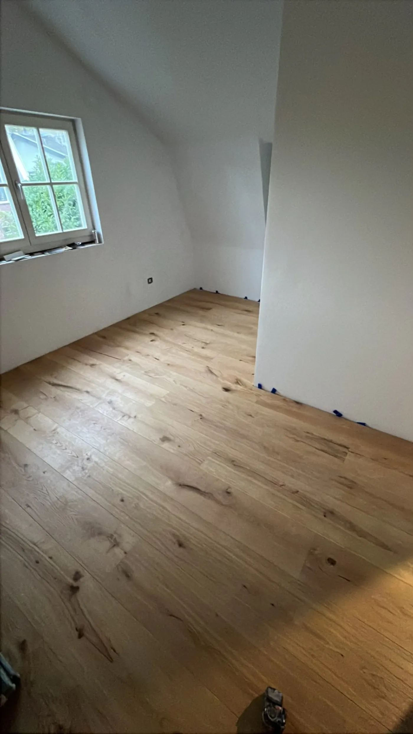 Nieuwe visgraat vloer in een kamer door PersianTop