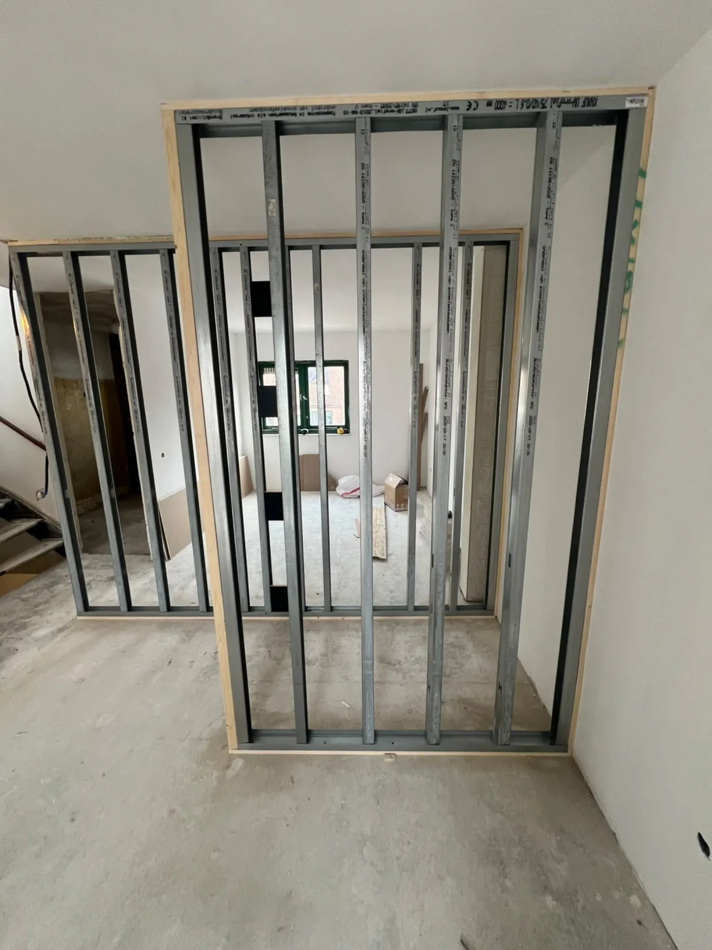 Metalstud wand met deuropening door PersianTop