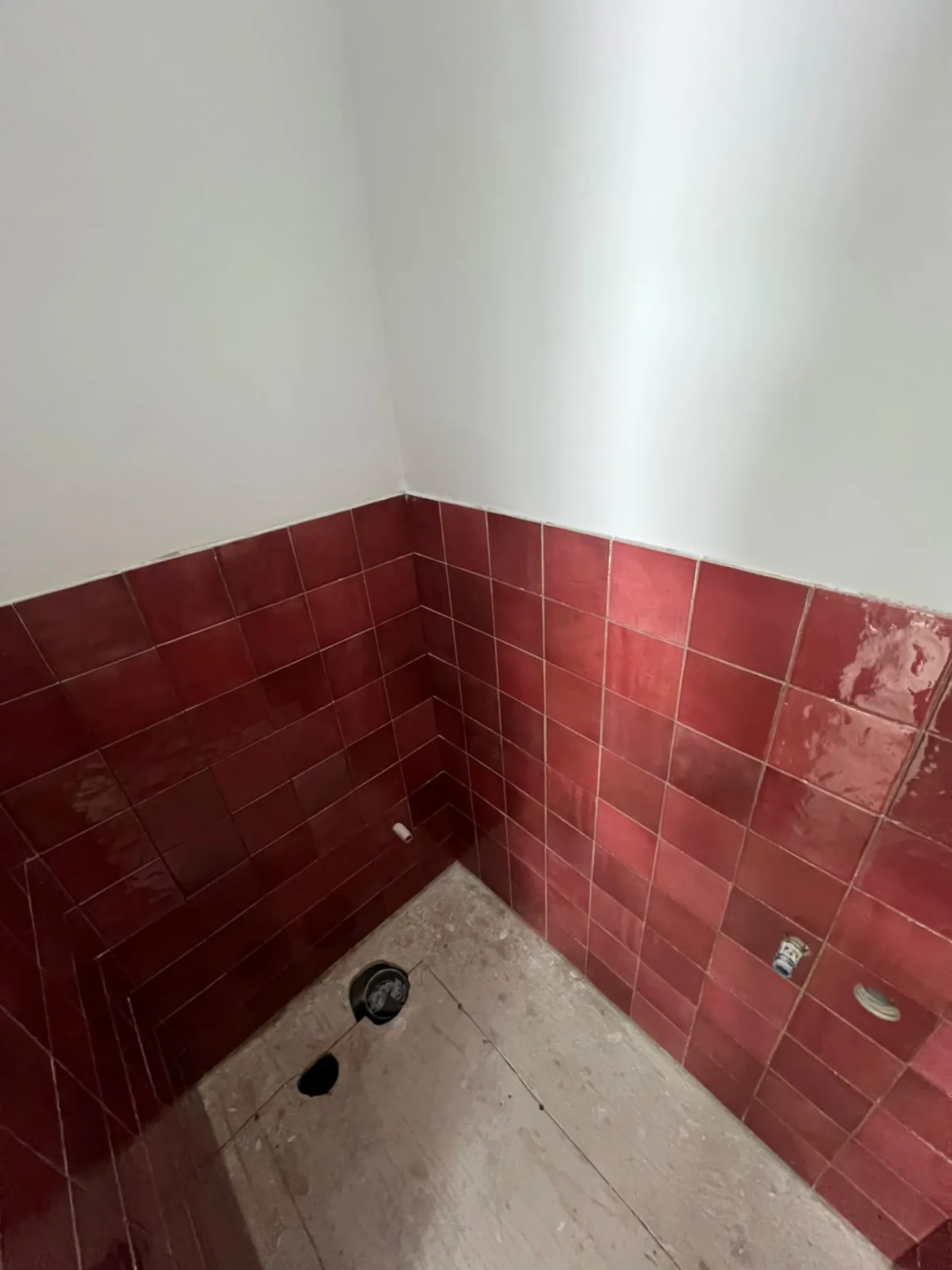 Toilet met rode tegels door PersianTop