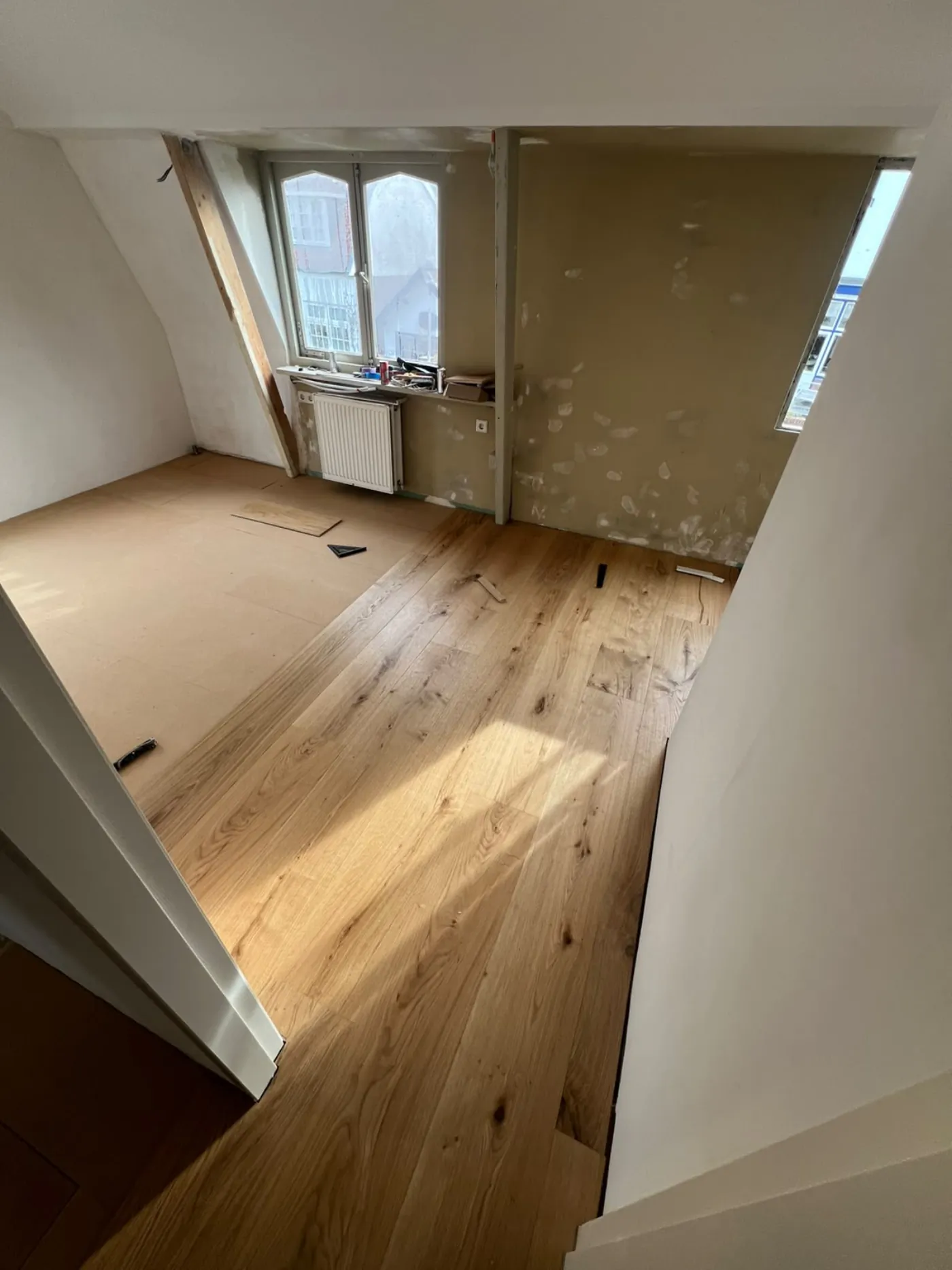 Nieuwe houten vloer in een zolderkamer door PersianTop